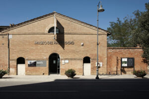 Le antiche fabbriche di mattoni attorno a Siena protagoniste di una mostra di fotografia e arte 