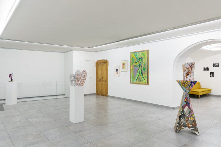 Riccardo Dalisi, Un'esca a catenelle. Installation viewalla Andrea Nuovo Home Gallery, Napoli, 2024. Foto Danilo Donzelli
