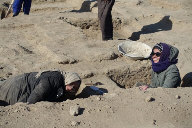 sorrisi durante gli scavimultidisciplinary archaeological international at shahr i sokhta 1200x800 1 Shahr-i Sokhta, la Pompei d'Oriente. La storia del sito Unesco in Iran bruciato tre volte
