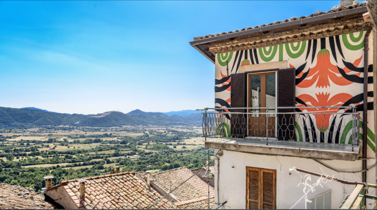 La mostra Straperetana a Pereto, il borgo d’Abruzzo che ogni estate diventa un polo dell’arte