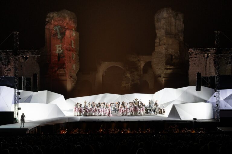 toscacaracalla 2024 regia di francesco micheliph fabrizio sansoni opera di roma 20243279 1200x798 1 La Tosca di Puccini alle Terme di Caracalla di Roma ha la scenografia di Fuksas. Le foto