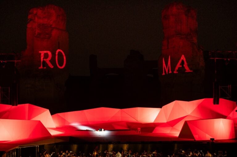 toscacaracalla 2024 regia di francesco micheliph fabrizio sansoni opera di roma 20243312 1200x798 1 La Tosca di Puccini alle Terme di Caracalla di Roma ha la scenografia di Fuksas. Le foto