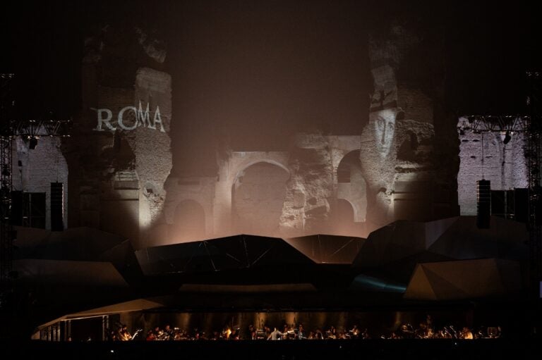 toscacaracalla 2024 regia di francesco micheliph fabrizio sansoni opera di roma 20243402 1200x798 1 La Tosca di Puccini alle Terme di Caracalla di Roma ha la scenografia di Fuksas. Le foto