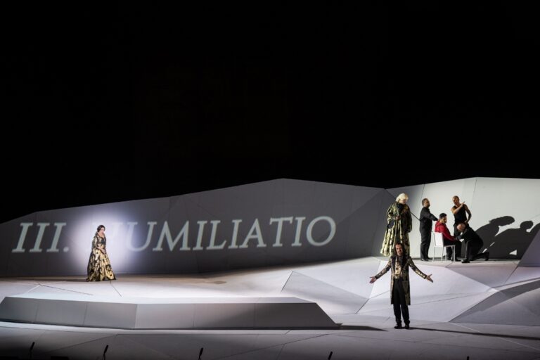 toscacaracalla 2024 regia di francesco micheliph fabrizio sansoni opera di roma 20246492 1200x800 1 La Tosca di Puccini alle Terme di Caracalla di Roma ha la scenografia di Fuksas. Le foto