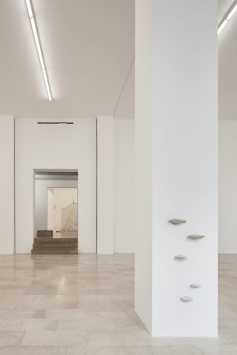 Tre angoli, una porta e una colonna, P420, Installation view, ph.Carlo Favero