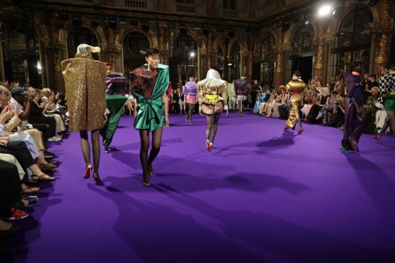 Un momento dello show di Viktor&Rolph per la couture a:i 20245 Courtesy Viktor&Rolf