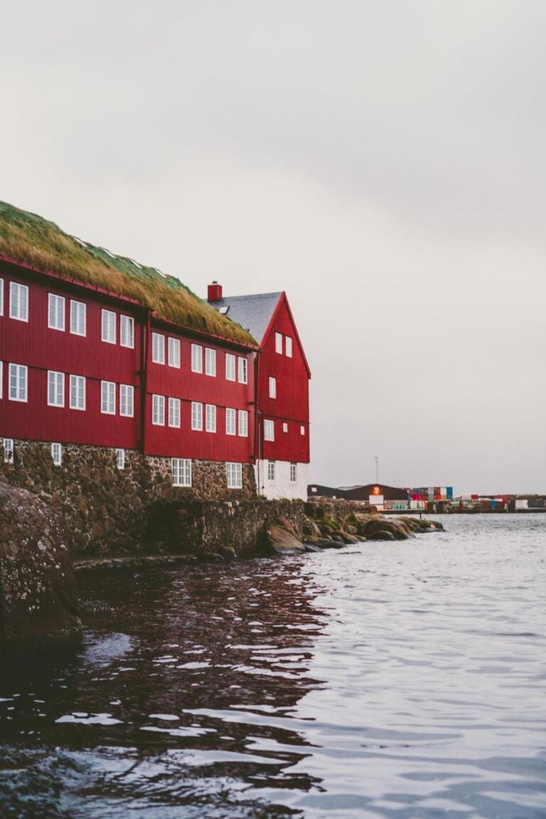 Uno degli antichi edifici di Tinganes a Tขrshavn. Photo Katarina Wohlfart. Courtesy Visit Tขrshavn