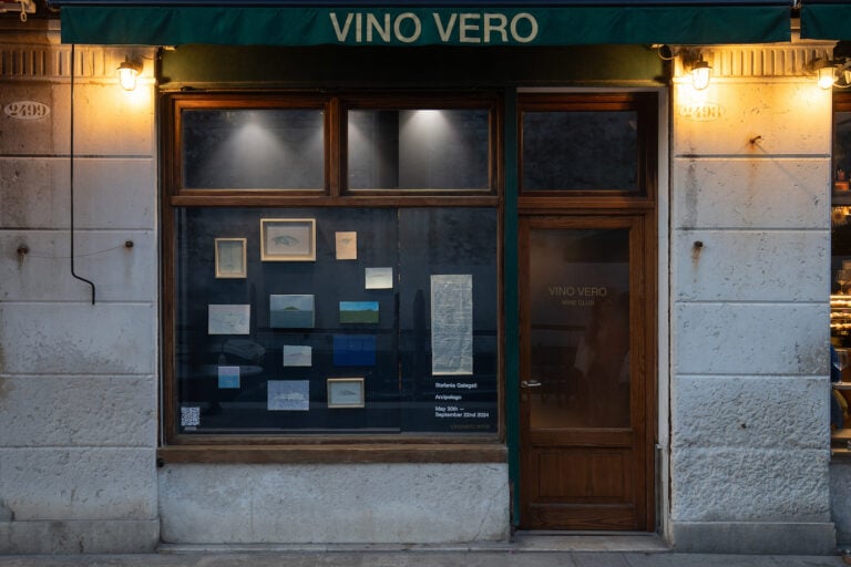 Vetrina #11, Stefania Galegati, Arcipelago, Vino Vero, Venezia, 2024. Ph. Giorgio Schirato