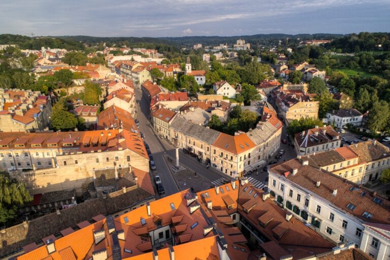 Vilnius, veduta aerea della Repubblica di Užupis. Courtesy Lithuania Travel