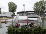 Olimpiadi-mania. Un artista francese sta vivendo in una bottiglia galleggiante sul Canal Saint-Denis
