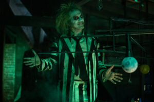 Tim Burton apre la Mostra del Cinema di Venezia. “Beetlejuice Beetlejuice” omaggia l’horror italiano