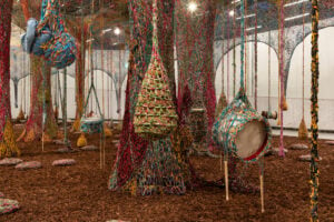 A Lisbona c’è una grande installazione di Ernesto Neto che si visita senza scarpe