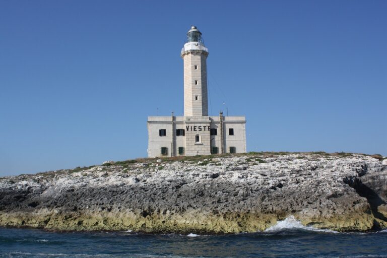 faro di vieste Il Ministero della Difesa tenta di affidare in concessione caserme, ville e fari