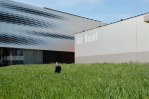 Il campo di grano dell’artista Agnes Denes di fronte alla fiera di Basilea ora è pronto per la mietitura