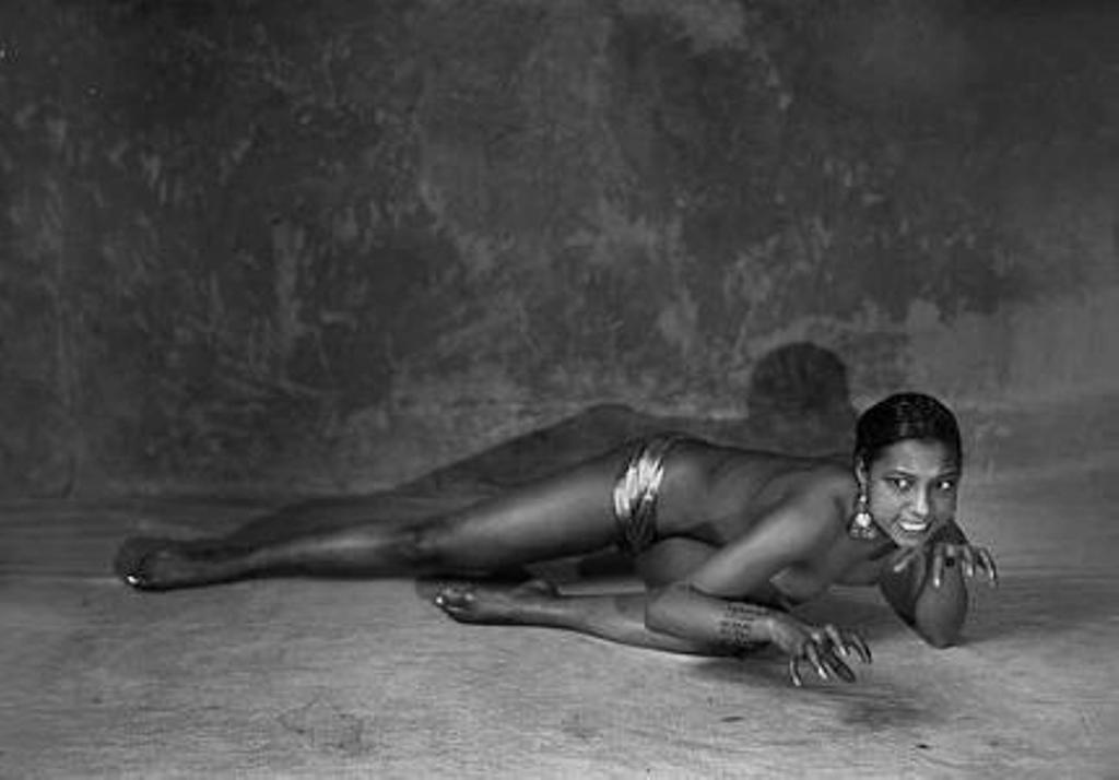 Josephine Baker nel 1926, nella posa che ispir• David Bowie. Photo Boris Lipnitzki