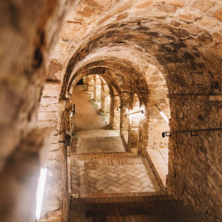 la grotta delle colombaie alla sangiovesa di santarcangelo La storia del ristorante-museo di Santarcangelo, nella Romagna di Tonino Guerra