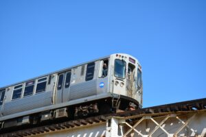 Chicago punta ancora sull’arte pubblica: gli artisti emergenti ripensano i treni della metropolitana