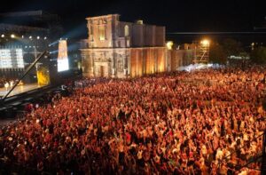 L’artista Emilio Isgrò firma le scenografie della Notte della Taranta 2024 in Salento