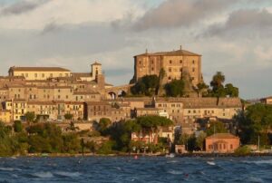 Lo strano caso delle architetture ottagonali attorno al Lago di Bolsena. Itinerario insolito nella Tuscia