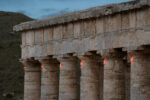 La serie di Fibonacci di Mario Merz sul Tempio di Segesta, 2022. Ph. Filippo