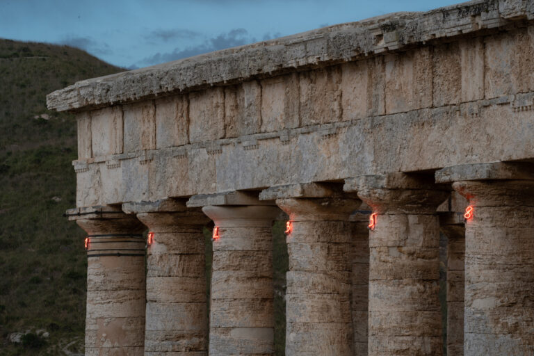 La serie di Fibonacci di Mario Merz sul Tempio di Segesta, 2022. Ph. Filippo