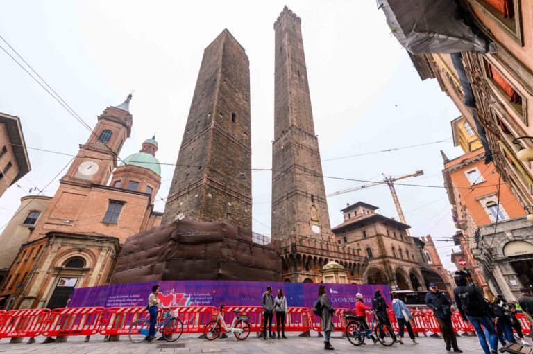 La Torre Garisenda a rischio stabilità, Bologna