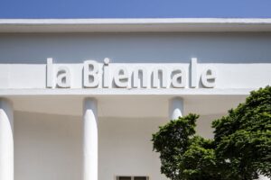 Chi sarà il prossimo direttore della Biennale d’arte di Venezia?  