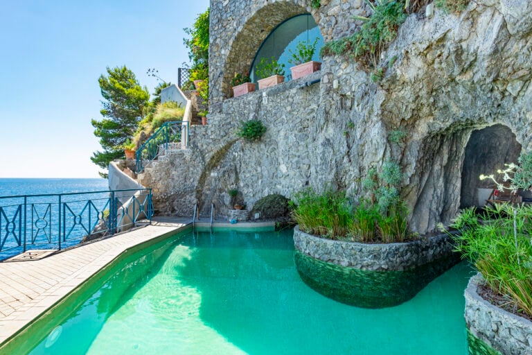 lagrottarosa13 In Costiera Amalfitana è in vendita la casa realizzata da Gae Aulenti in una grotta