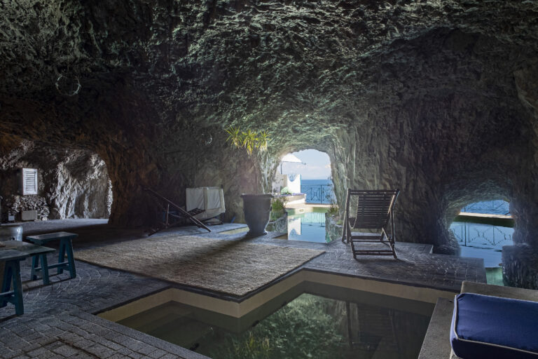 lagrottarosa14 In Costiera Amalfitana è in vendita la casa realizzata da Gae Aulenti in una grotta