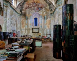 Giorgio Milani, l’artista della poesia visiva con lo studio in una chiesa affrescata del Settecento