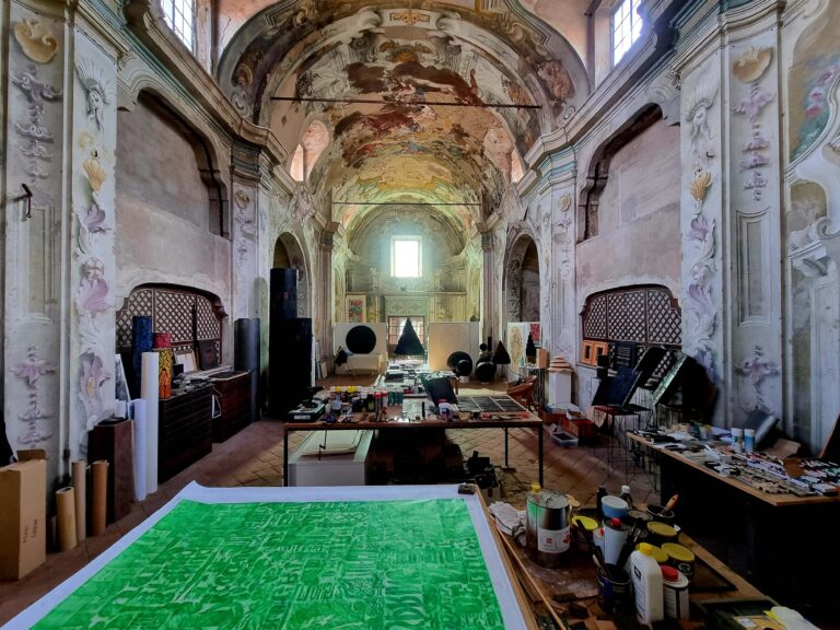 Lo studio di Giorgio Milani nella chiesa di San Rocco a Borgonovo Val Tidone