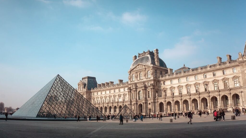 Al Louvre la prima mostra interamente dedicata alla moda. E c’è spazio anche per l’arte