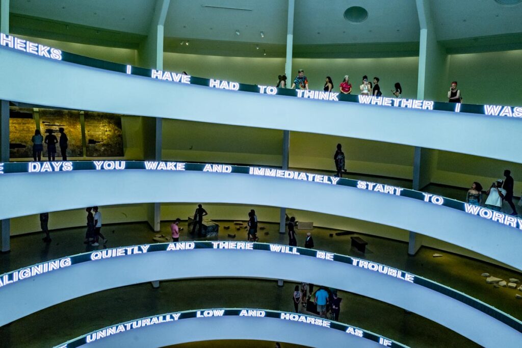 Il teatro di parole di Jenny Holzer al Guggenheim. Le foto da New York