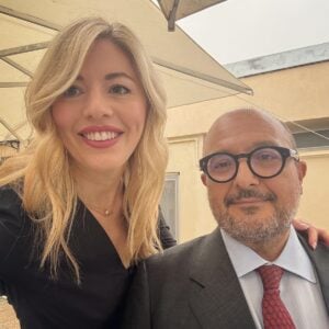 L’imbarazzo politico di fine estate riguarda Gennaro Sangiuliano e il Ministero della Cultura. Chi è Maria Rosaria Boccia?