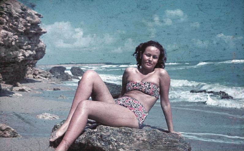 ragazza sul mar nero nel 1941 con indosso un anticipatore del bikini Qual è la storia del bikini? Tutti i segreti e le origini sul costume a due pezzi