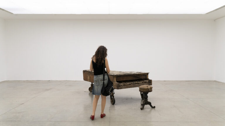 Robert Kuśmirowski, The Piano, 2024, © Ornella De Carlo