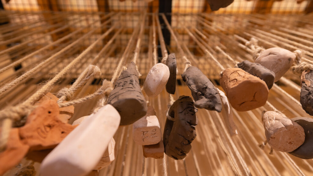 Silvia Scaringella, Pondus, 2024, installazione presso l'Antiquarium del Parco archeologico di Segesta. Ph. @Sisilab