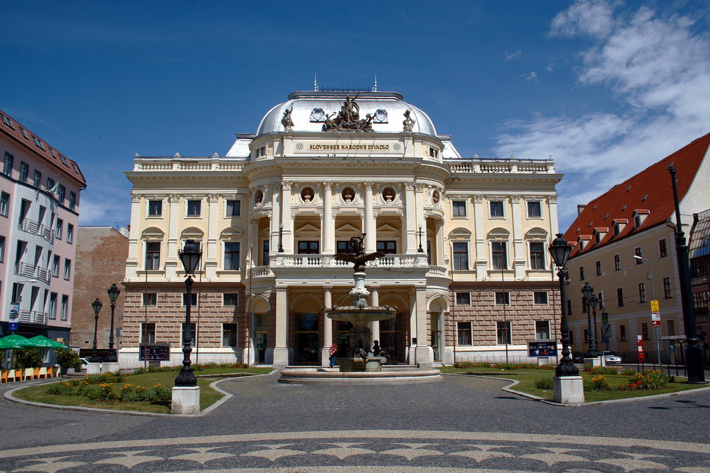 Teatro Nazionale Slovacco, Bratislava. Via Wikipedia