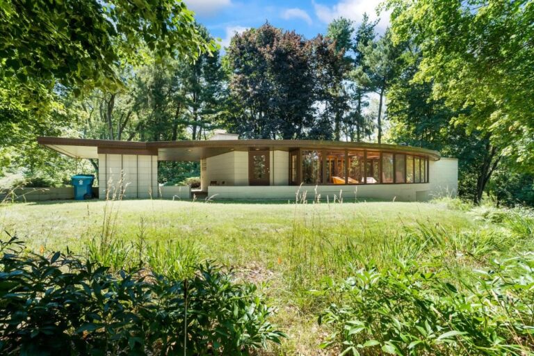 the exterior of the winn house courtesy fred taber at jacqua realtors La celebre Winn House di Frank Lloyd Wright in vendita nel Michigan per più di 1 milione di dollari