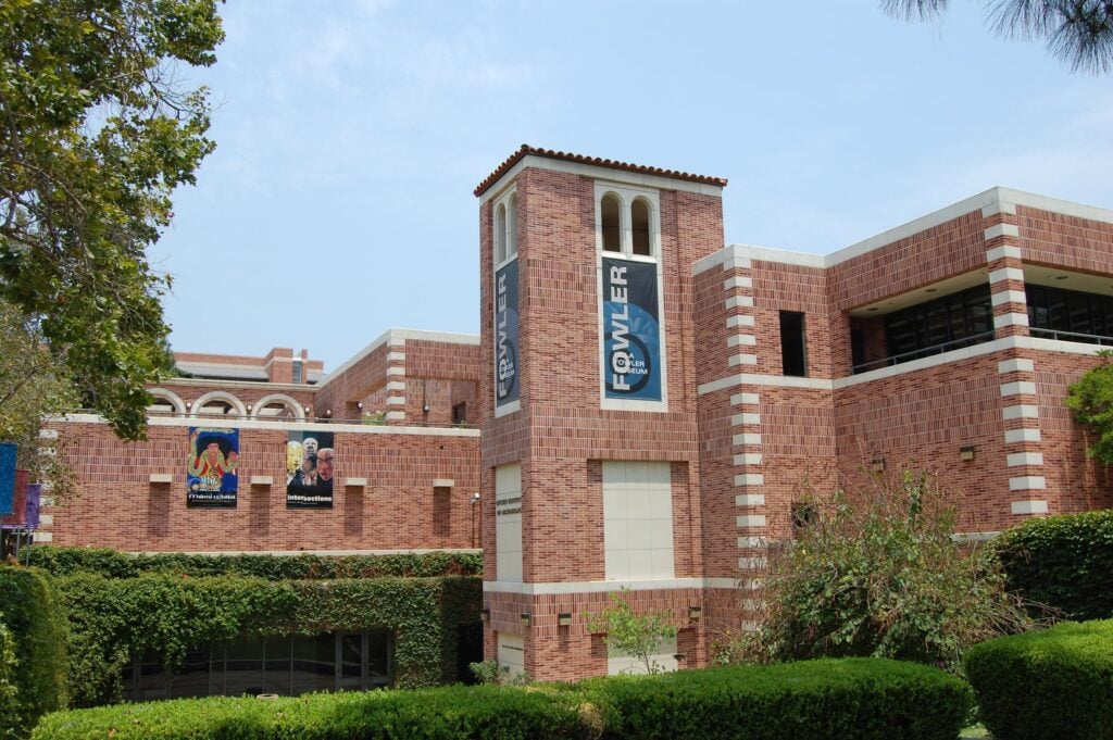 the fowler museum at ucla from the south west side photo fuzzy901 Restituire ai nativi. Negli USA si apre una grande stagione di rimpatri di opere sottratte