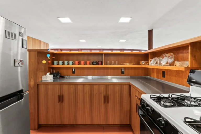 the interior of the winn house courtesy fred taber at jacqua realtors3 La celebre Winn House di Frank Lloyd Wright in vendita nel Michigan per più di 1 milione di dollari