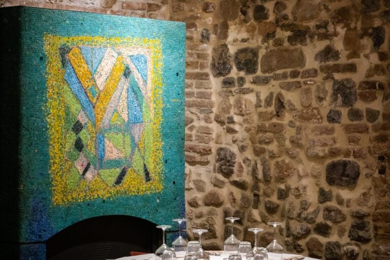 una stufa disegnata da tonino guerra e realizzata da mosaicisti ravennati per la sangiovesa La storia del ristorante-museo di Santarcangelo, nella Romagna di Tonino Guerra