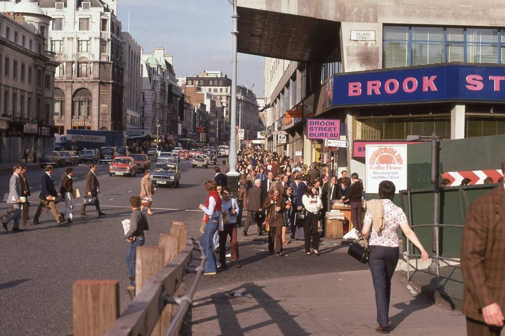 Una veduta dello Strand, a Londra, nel 1974