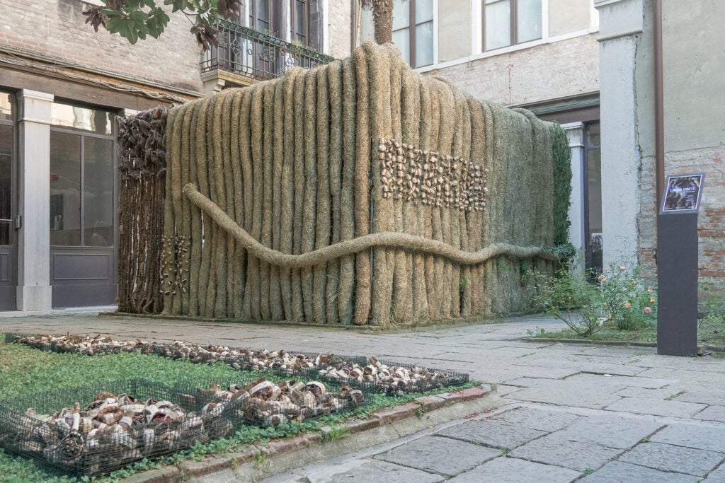 A Venezia l’installazione tra vegetale e spirituale dell’artista romena Victoria Zidaru