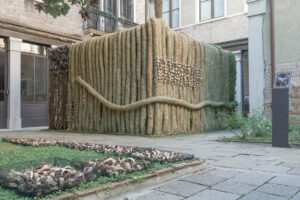 A Venezia l’installazione tra vegetale e spirituale dell’artista romena Victoria Zidaru