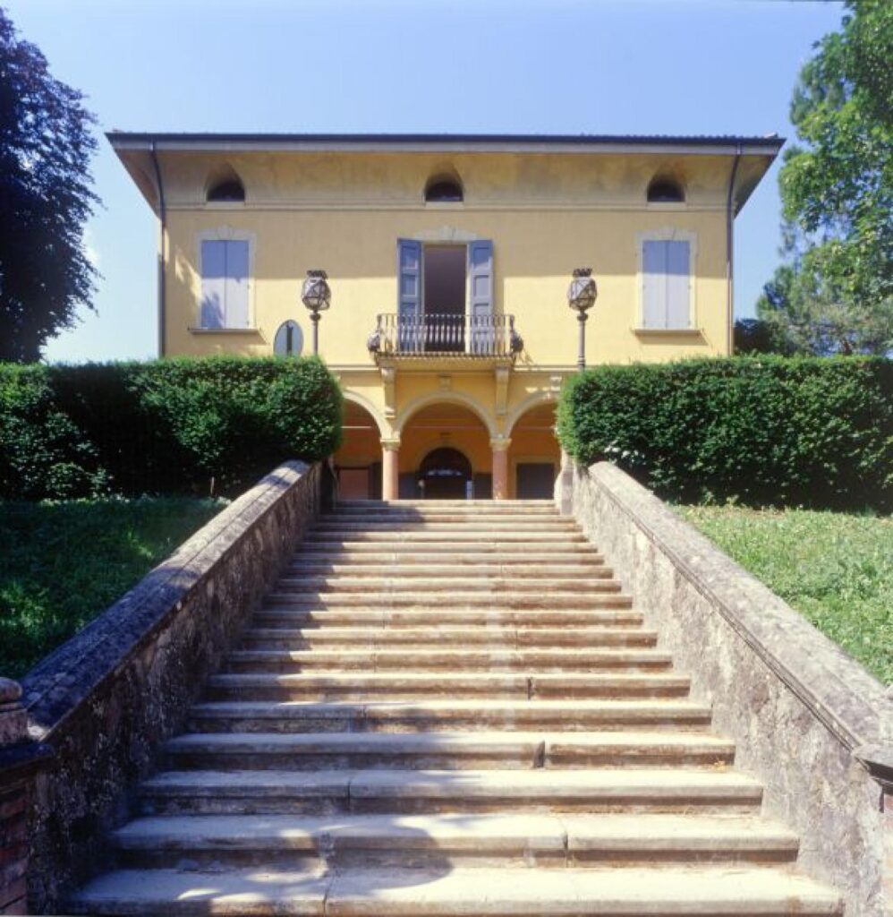 Villa delle Rose, Bologna. La scalinata che da via Saragozza introduce all'edificio. Courtesy MAMbo