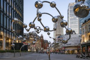 L’installazione di Yayoi Kusama per la metro di Londra. A Liverpool Street i suoi pois diventano sfere in acciaio