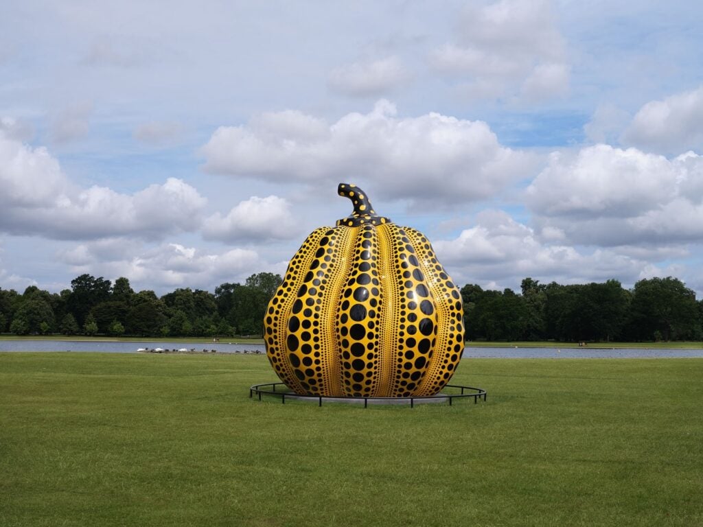 yayoi kusama pumpkin 2024 c yayoi kusama courtesy ota fine arts victoria miro and david zwirner photo george darrell L’installazione di Yayoi Kusama per la metro di Londra. A Liverpool Street i suoi pois diventano sfere in acciaio