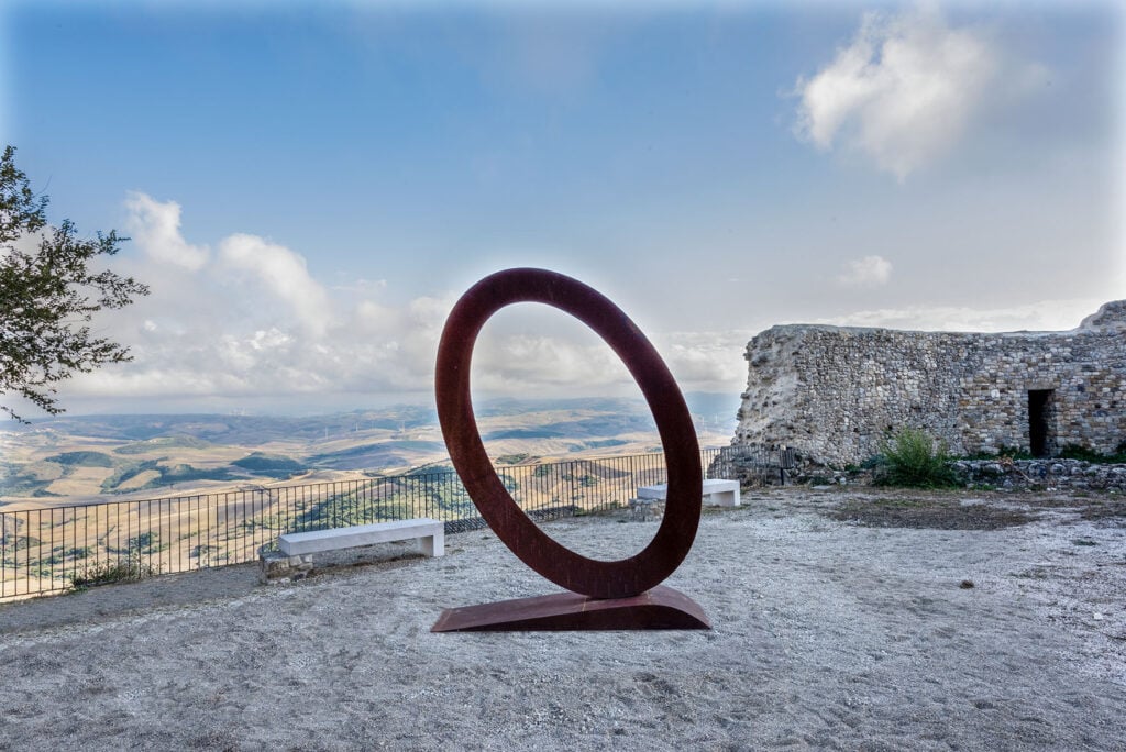 Castello Imperiale di Sant'Agata di Puglia, Mauro Staccioli, Senza titolo (Ellisse verticale), 2013