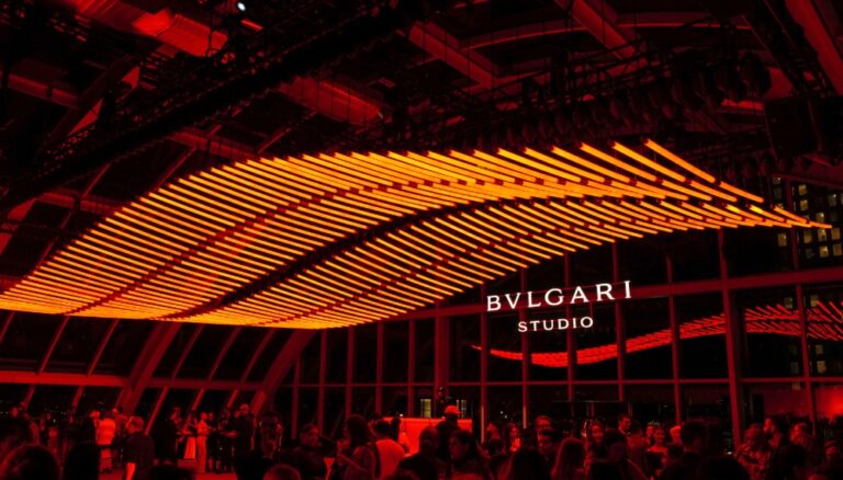 La nuova collezione d’oro giallo di Bvlgari è promossa da una piattaforma artistica